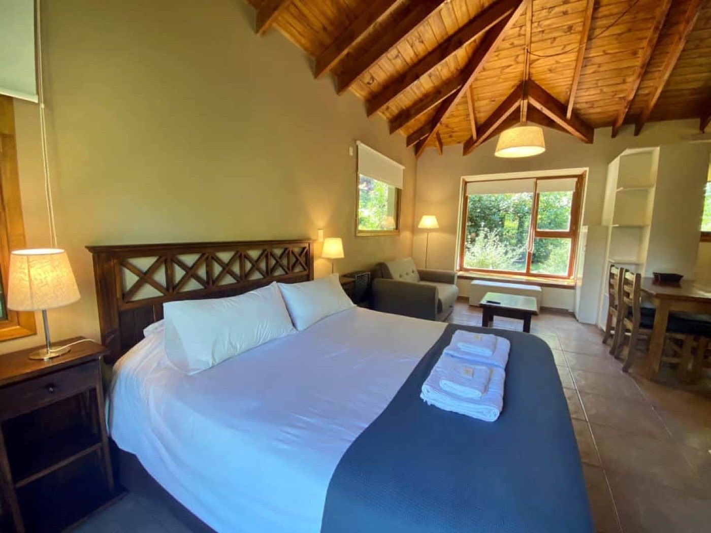 Cama queen con vista al bosque
