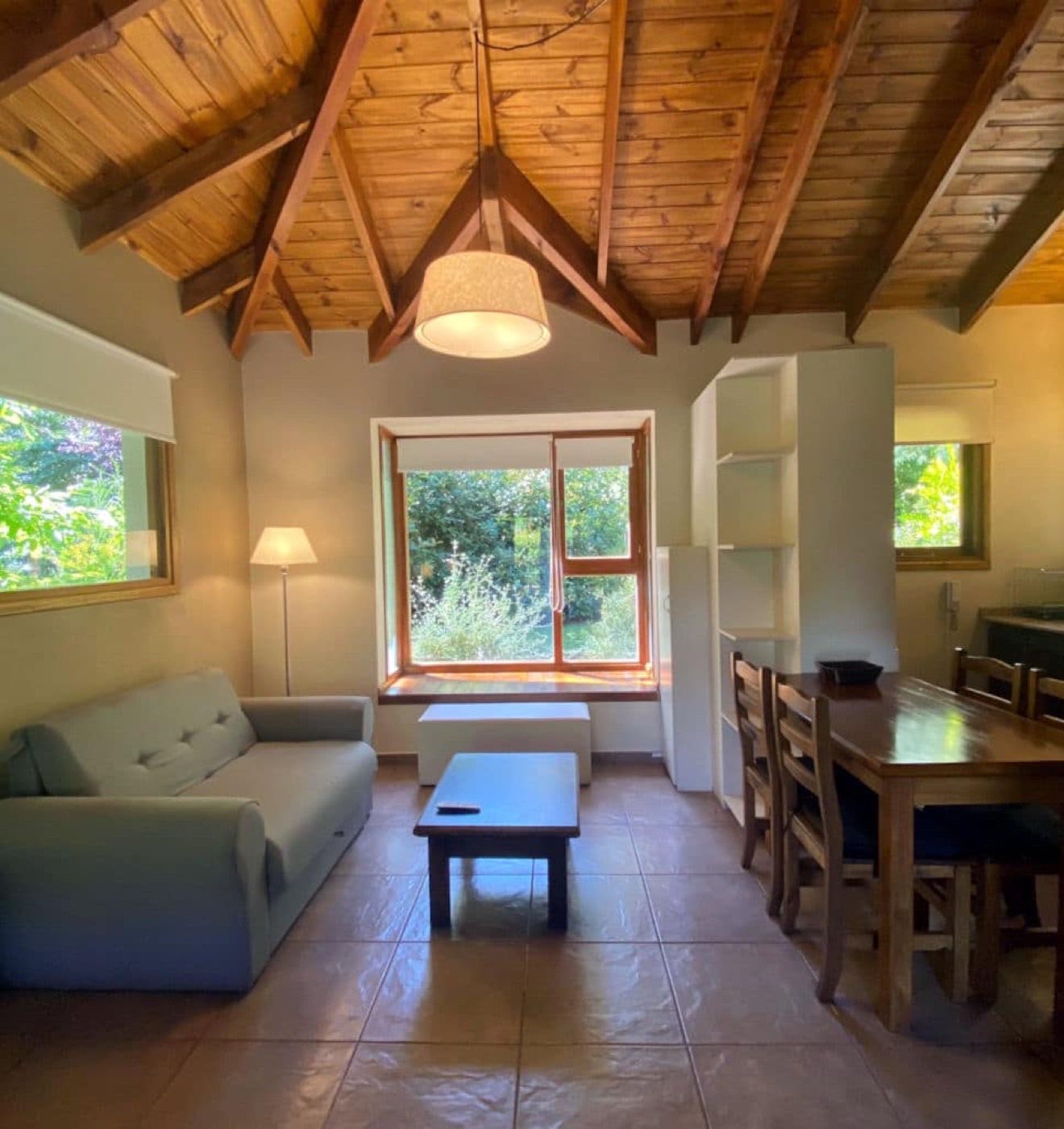 Living comedor de la cabaña de 1 ambiente, con sillón cama