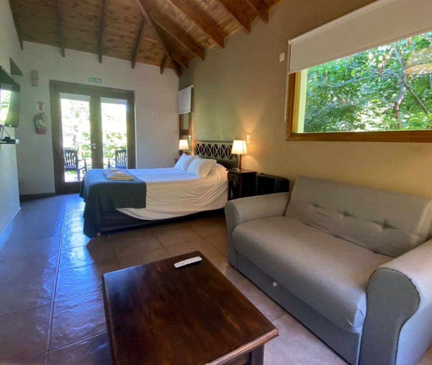 El sillón cama y la mesa baja del estar