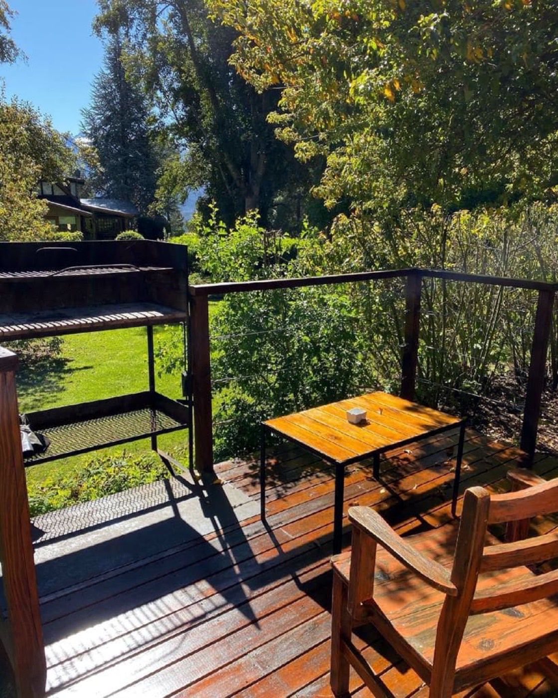 Deck con parrilla y mesa al bosque
