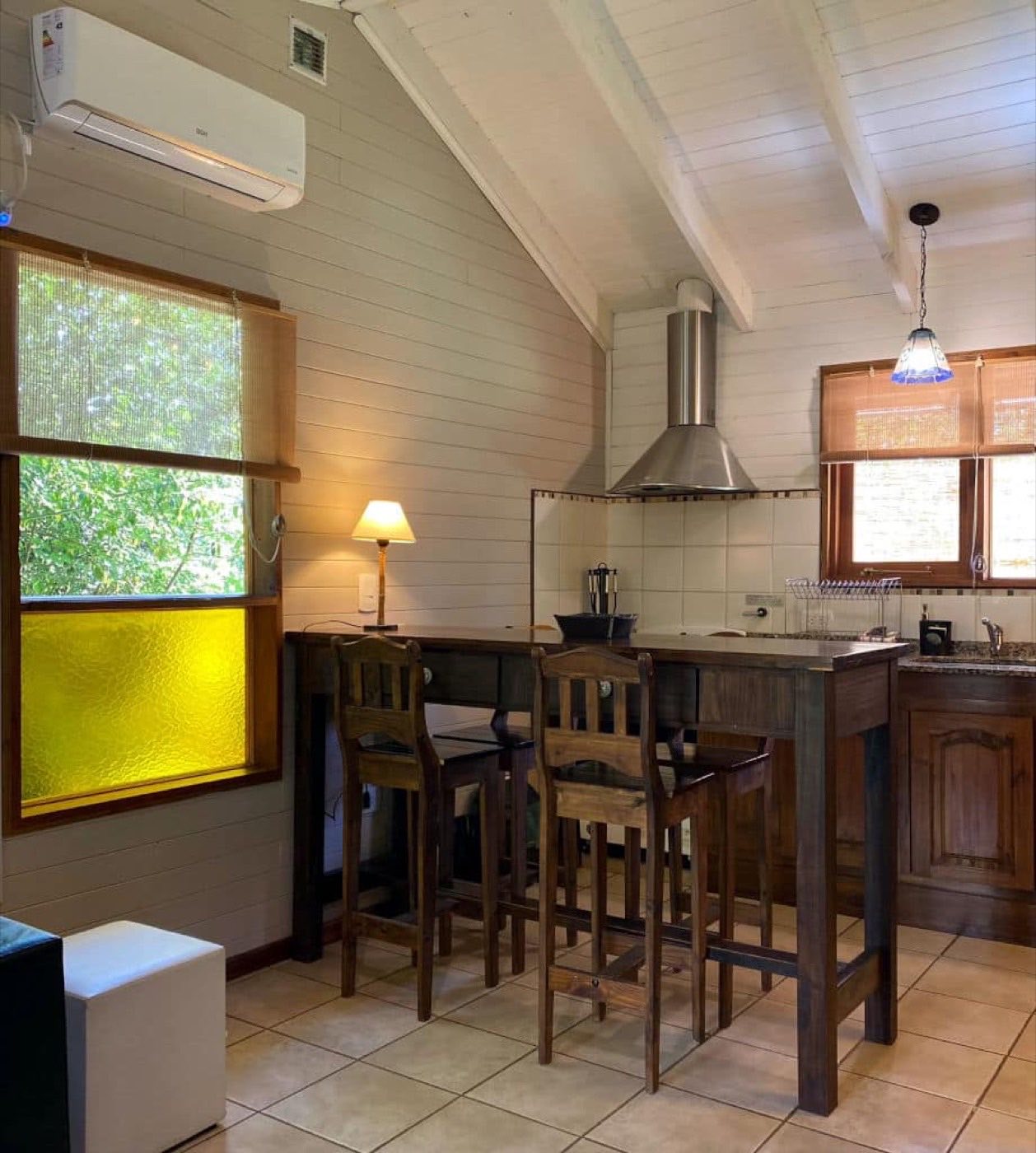 Cocina con barra y banquetas del Chalet Rústico