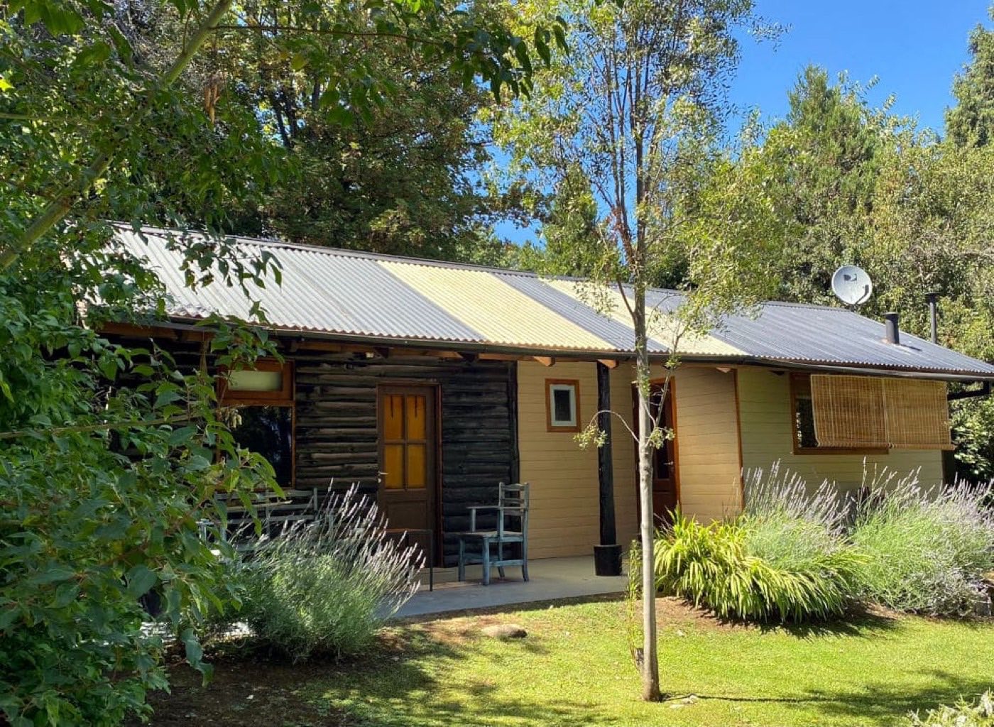 Exterior del Chalet Rústico entre árboles