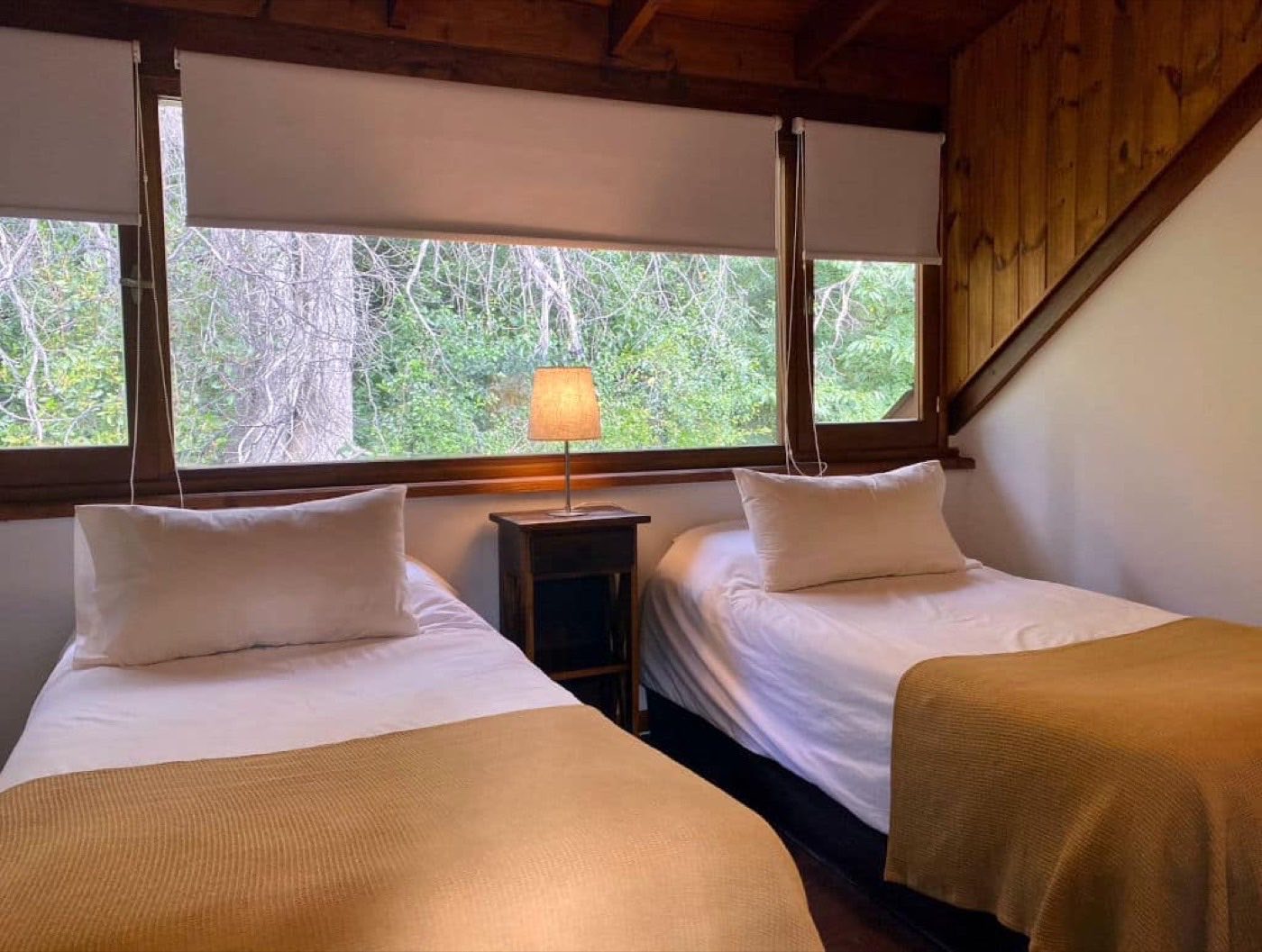 Habitación con dos camas individuales en planta alta