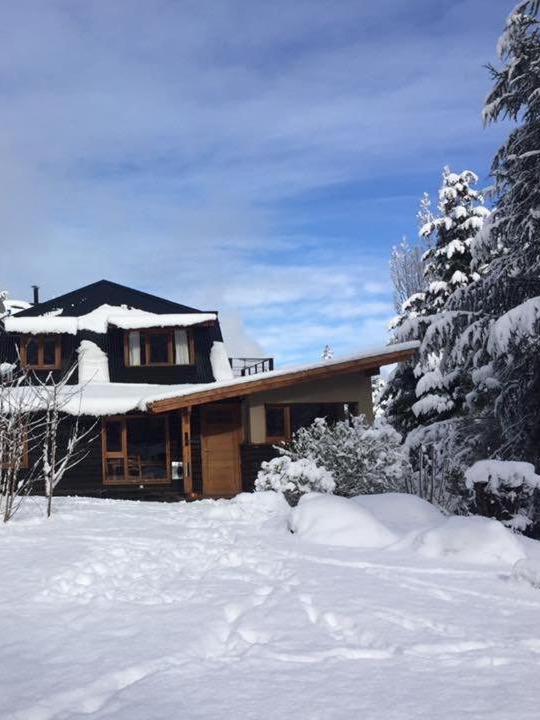 El complejo bajo la nieve con el cielo despejado
