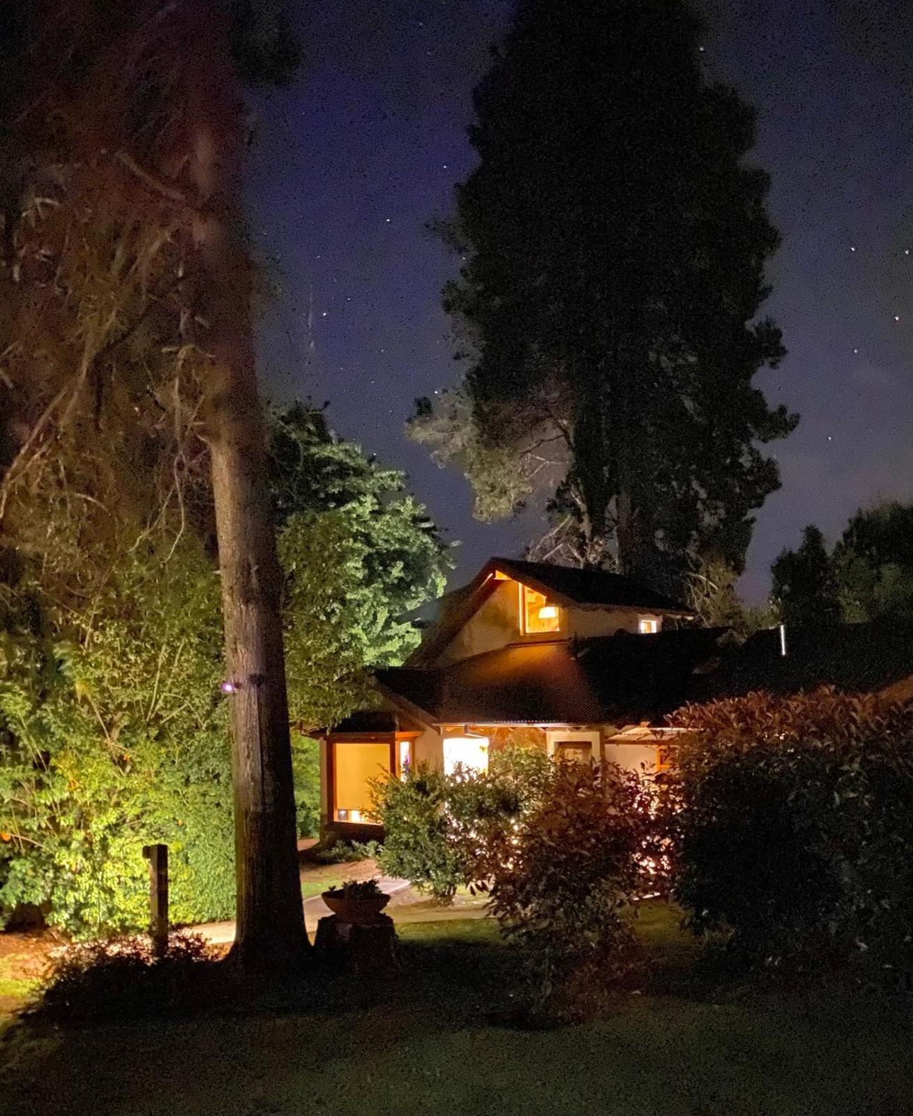 Cabaña iluminada de noche en invierno