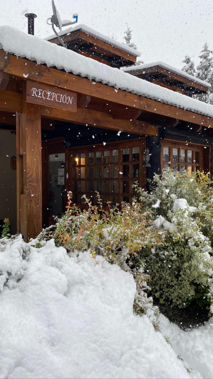 La casa del complejo mientras nieva