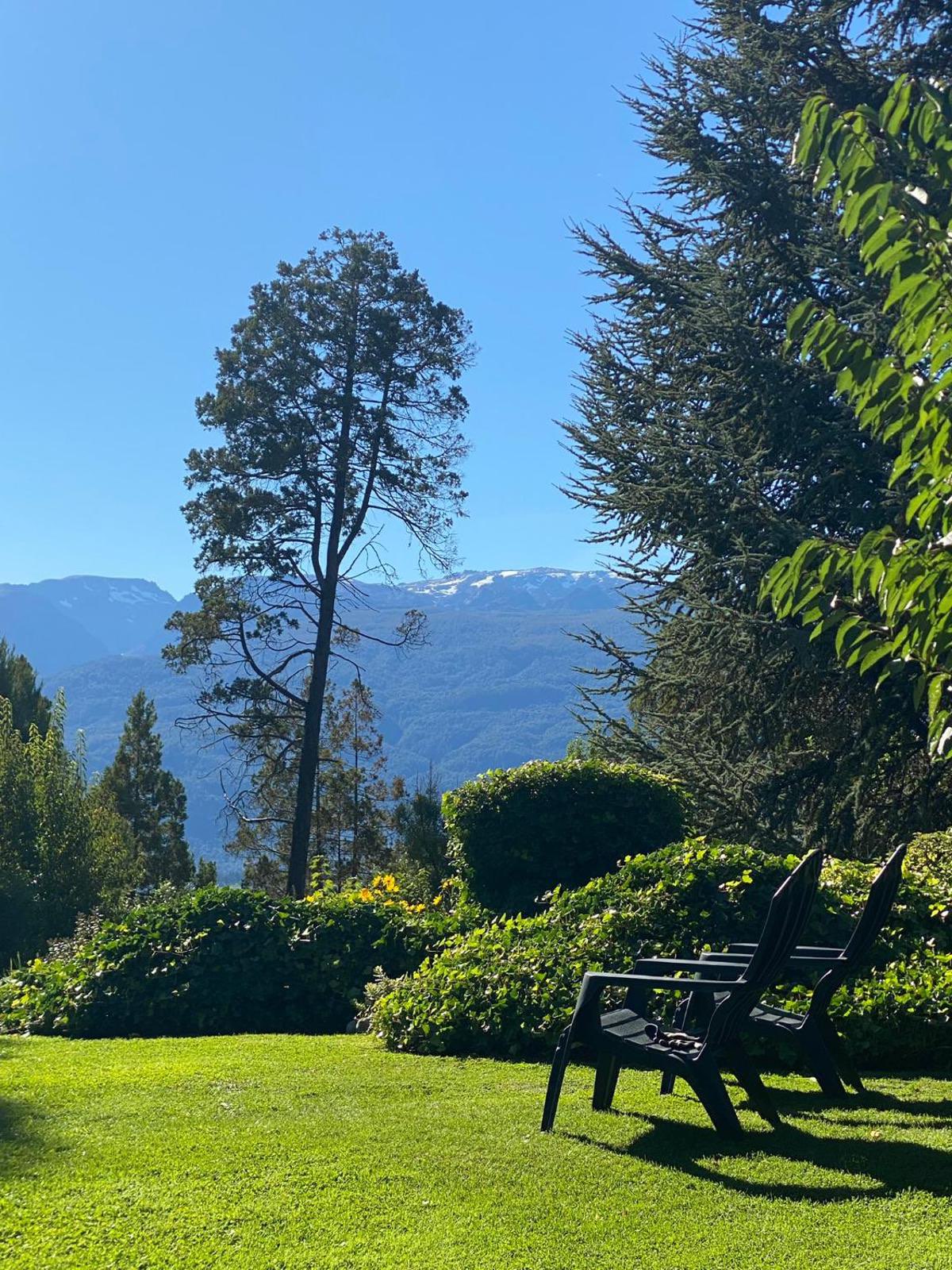 Un banco del parque mirando la Cordillera de los Andes