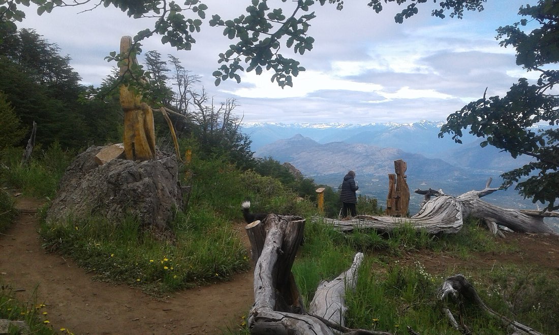 Escultura tallada sobre un árbol del Bosque Tallado