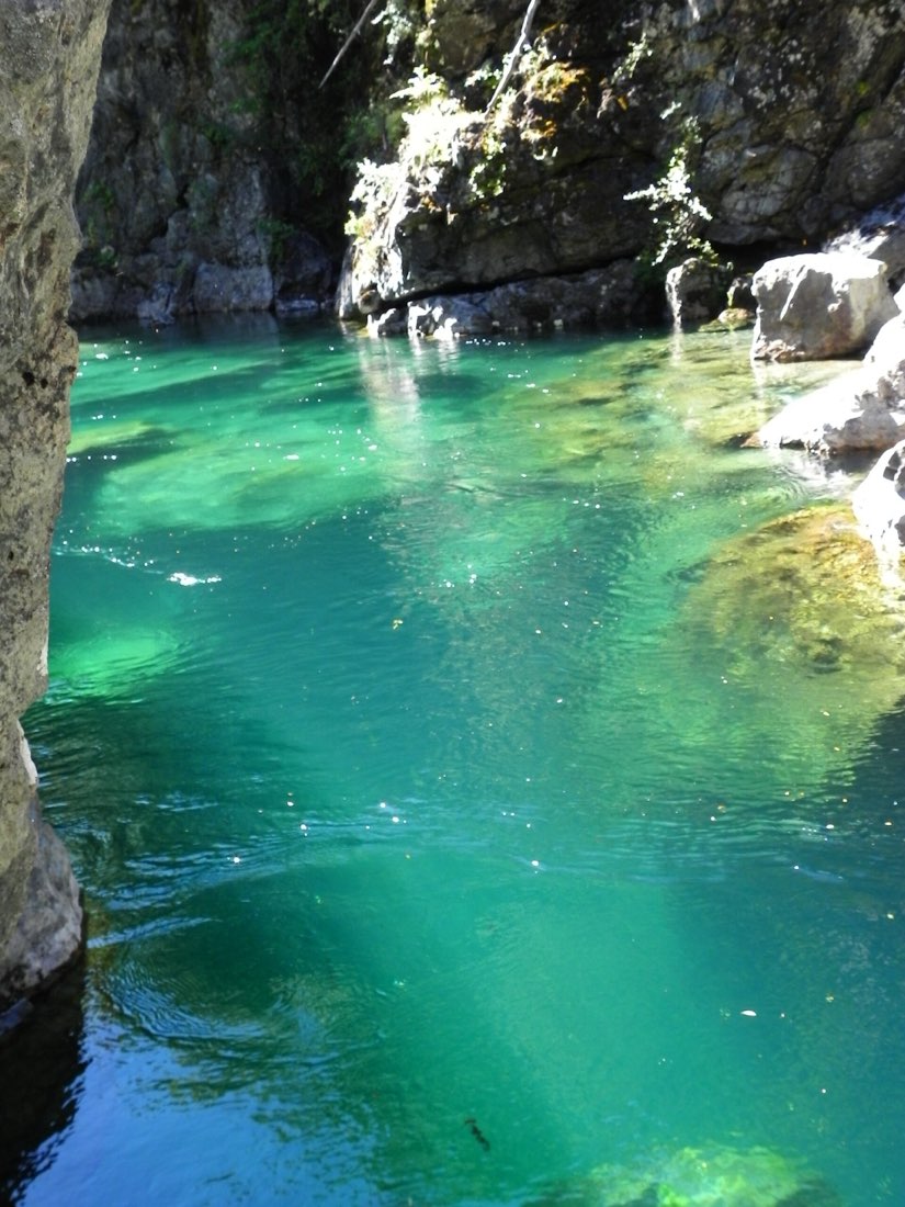 El Río Azul entre paredones de roca