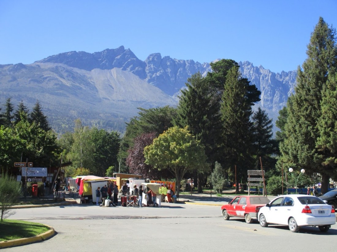 Los puestos de la feria en la Plaza Pagano, con la montaña de fondo
