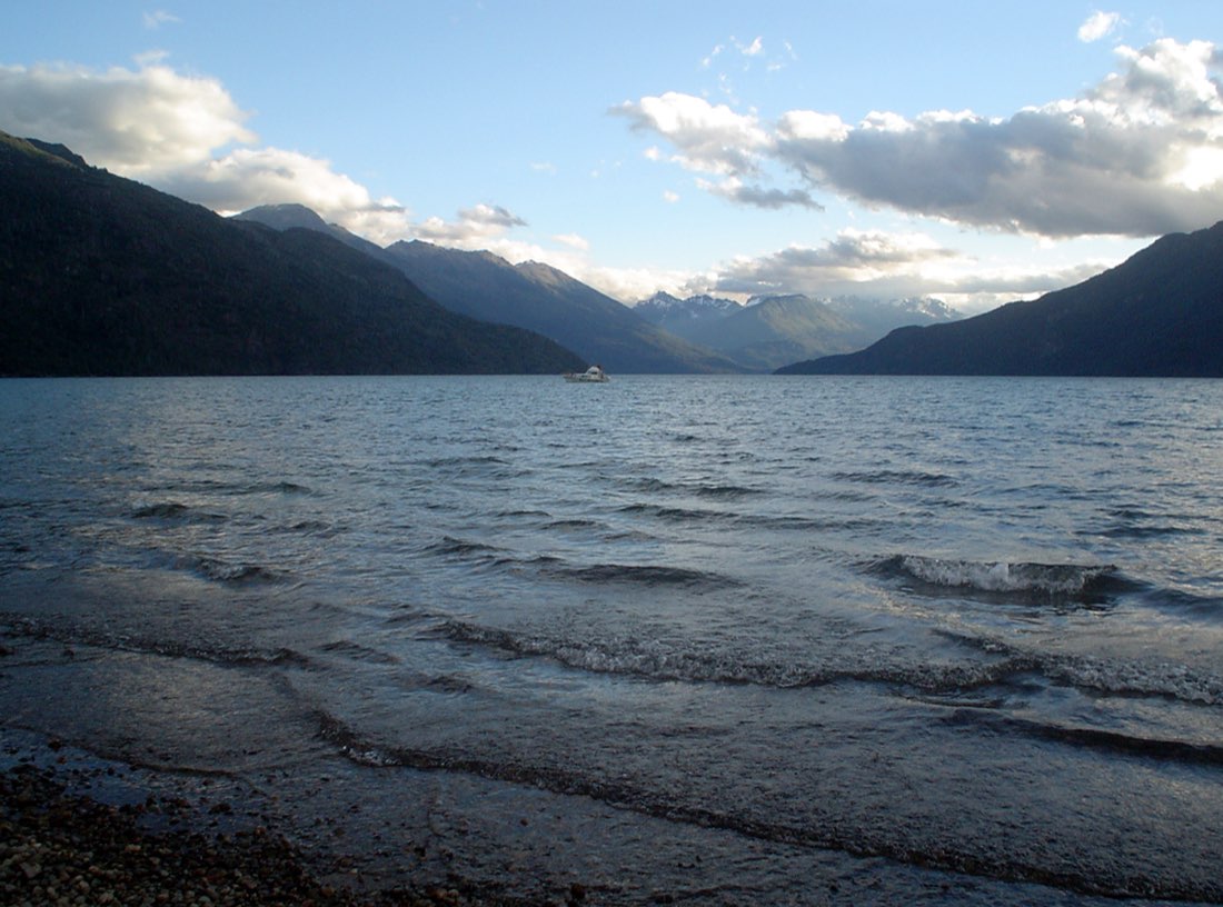 El Lago Puelo rodeado de montañas