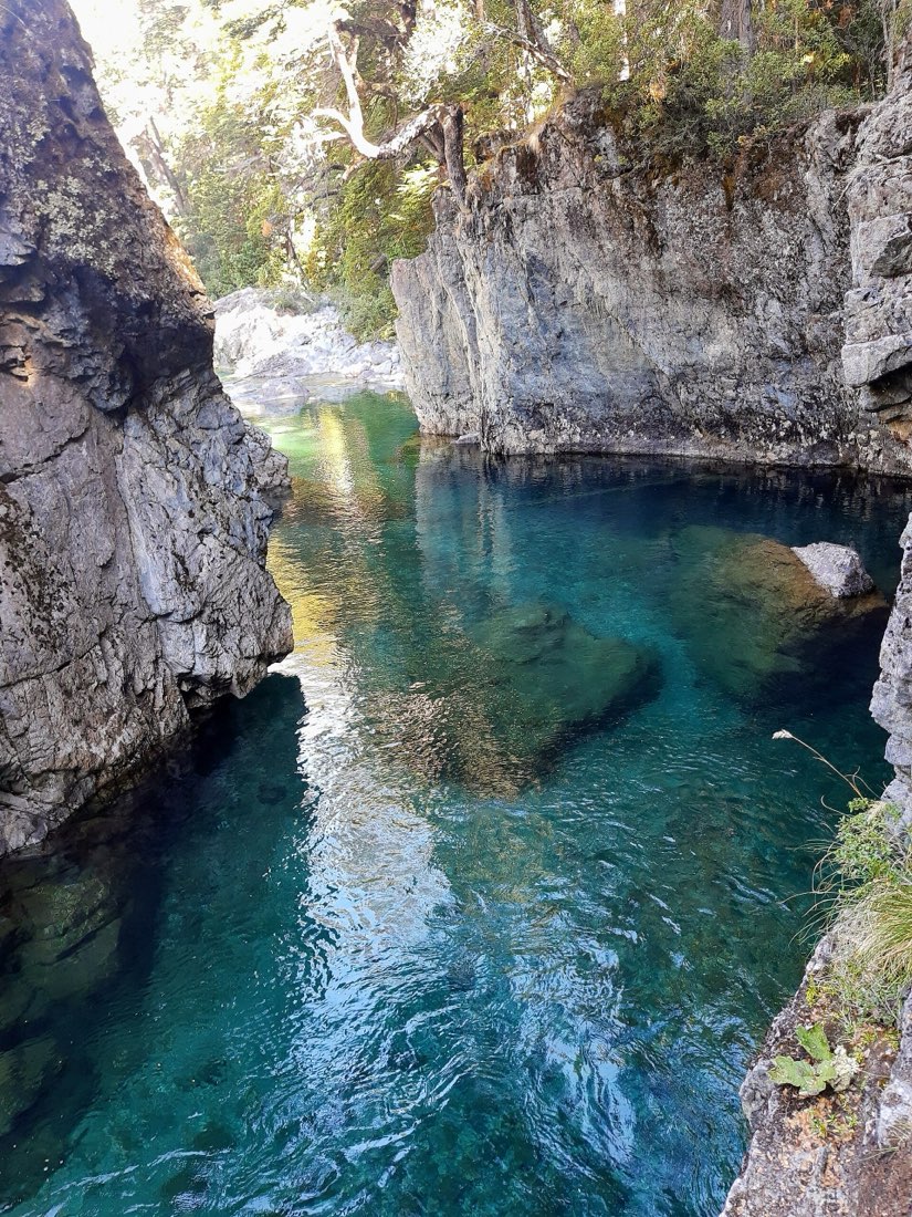 Sendero de montaña en el valle del Río Azul