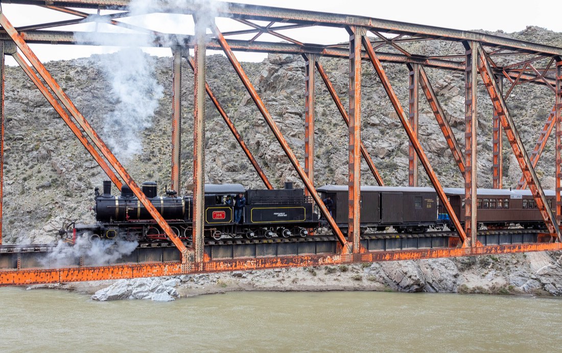 La Trochita cruzando el puente sobre el Río Chico